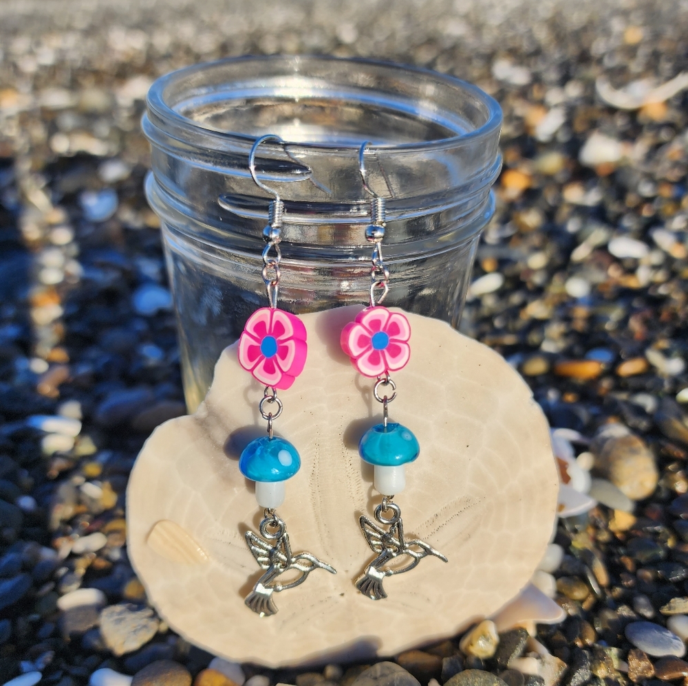 🥳SALE🥳🦙🐦🍄 Spring in the air! Hummingbird mushroom dangle earrings - Picture 4 of 11